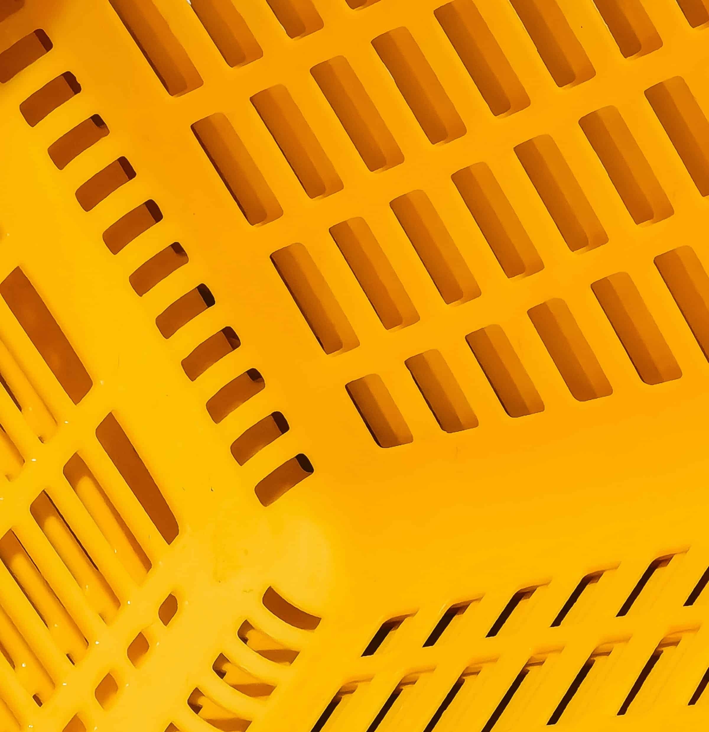 Plastic protected with a varnish